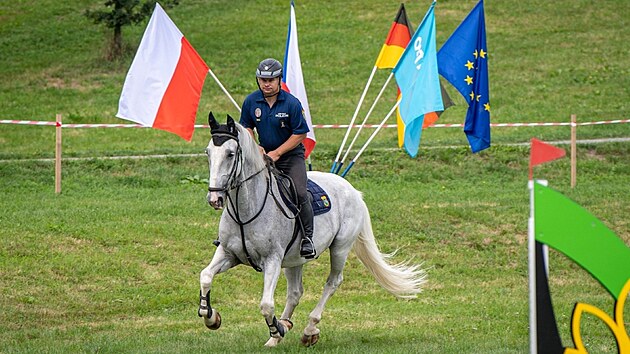 Momentka z loňského 27. ročníku Mezinárodního setkání jízdních policií v Ostravě: Služební koně a jejich jezdci museli v Komenského sadech čelit náročným překážkám i rušivým efektům simulujícím krizové kriminální zásahy. (srpen 2025)