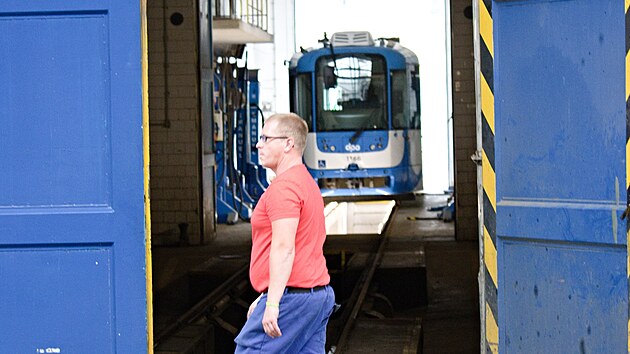 Pracovníci Škody Ekova v Martinově opravují a sestavují kolejová vozidla. Někdejší dílny ostravského dopravního podniku po vstupu Škody investovaly 350 milionů korun a přešly od pouhých oprav k výrobě nových tramvají i zakázkám pro švédský Göteborg. (26. srpen 2026)