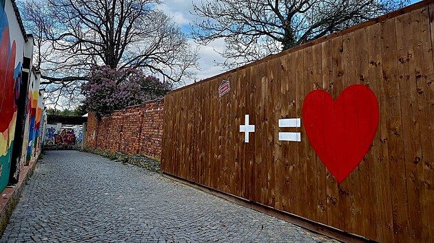 Farní ulička v Bruntále se brzy promění v oázu klidu. Návrh její rekonstrukce počítá s odpočinkovými zákoutími, lavičkami, spoustou zeleně, novými zdmi i osvětlením. (duben 2024)