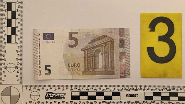 Kriminalisté odhalili skupinu podvodníků, která v Ostravě zkoušela dát do oběhu přes devadesát kusů padělaných pětieurových bankovek se stejným sériovým číslem (srpen 2026)