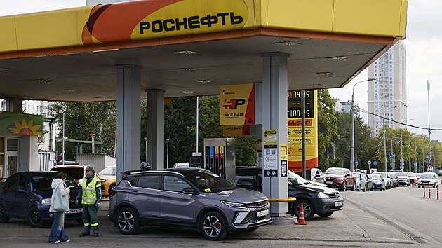 Řidiči čekají ve frontě na čerpací stanici v Moskvě, kde některým pumpám došlo palivo. (27. srpna 2026)