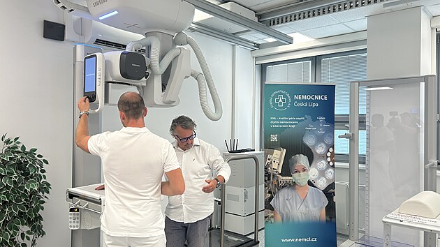 Radiodiagnostické oddělení českolipské nemocnice získalo po celkové modernizaci prostor také nový, plně automatizovaný rentgenový přístroj.