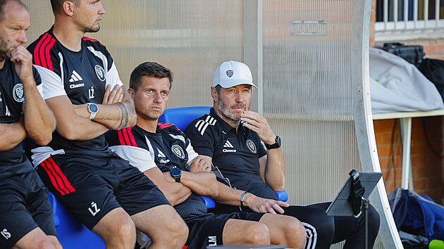 Smutná lavička fotbalistů Zlína s trenérem Bronislavem Červenkou (vpravo) po domácí porážce 0:1 od Liberce. (srpen 2026)