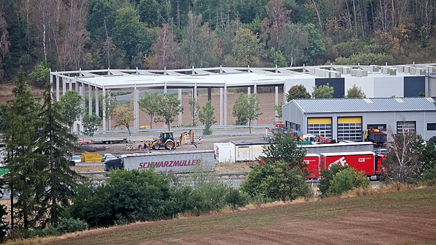 Nov&yacute; sklad m&aacute; nab&iacute;dnout 25 tis&iacute;c metrů čtverečn&iacute;ch skladovac&iacute; plochy a 150 parkovac&iacute;ch m&iacute;st. Celkov&aacute; investice přesahuje 25 milionů eur.