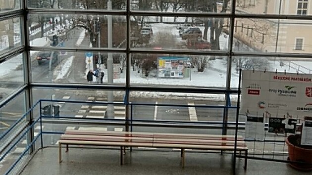 Právě tato prosklená fasáda schodišťového rizalitu netěsní a při deštích do budovy zatéká. Čeká ji kompletní demontáž a výměna za novou hliníkovou konstrukci.