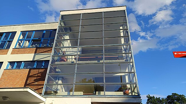 Celoprosklená stěna schodiště dodává funkcionalistické stavbě od architekta Bohuslava Fuchse dostatek světla i charakteristický vizuální styl.