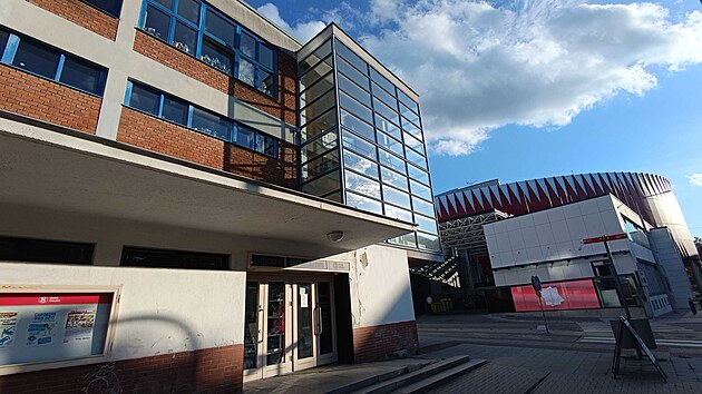 Záběr z Jihlavy zachycuje architektonický i časový kontrast dvou sportovních stánků. V popředí funkcionalistická sokolovna architekta Bohuslava Fuchse ze 30. let, za ní se tyčí v loňském roce otevřená Horácká multifunkční aréna.