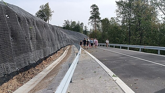 Po pěti měs&iacute;c&iacute;ch v&yacute;stavby otevřel nov&yacute; &uacute;sek silnice I/19 u Pohledu na Havl&iacute;čkobrodsku. M&iacute;sto &uacute;zk&yacute;ch serpentin vznikla nov&aacute; &scaron;irok&aacute; silnice se dvěma t&aacute;hl&yacute;mi oblouky.