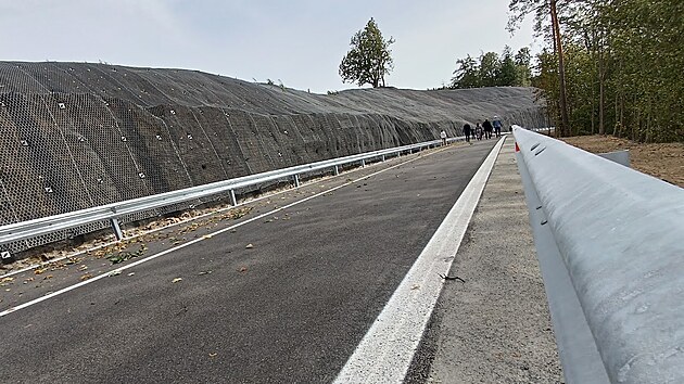 Po pěti měs&iacute;c&iacute;ch v&yacute;stavby otevřel nov&yacute; &uacute;sek silnice I/19 u Pohledu na Havl&iacute;čkobrodsku. M&iacute;sto &uacute;zk&yacute;ch serpentin vznikla nov&aacute; &scaron;irok&aacute; silnice se dvěma t&aacute;hl&yacute;mi oblouky.
