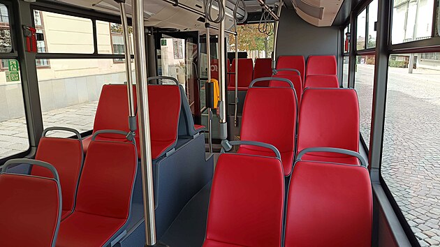 Prázdné sedačky plné příběhů, které teprve přijdou. Snímek z interiéru autobusu SOR NSG 12. (28. srpna 2026)