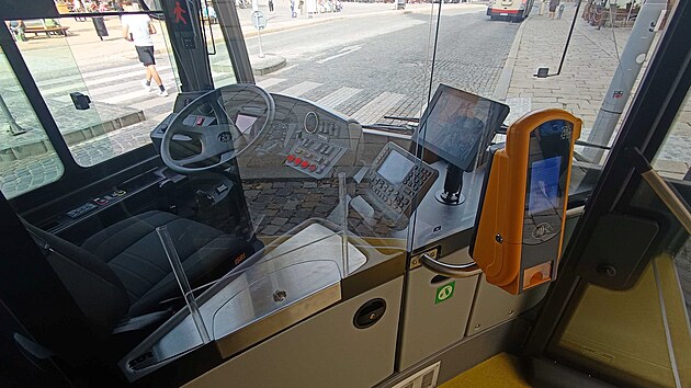 Pohled na palubní desku nového autobusu. V kabině je patrný velký dotykový displej pro ovládání informačního systému a další ovládací panely pro asistenty hlídání mrtvých úhlů a bdělosti. (28. srpna 2026)