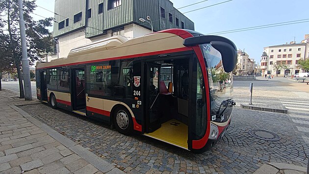 Nový ekologický autobus Dopravního podniku města Jihlavy (evidenční číslo 244) zaparkovaný na historickém Masarykově náměstí. (28. srpna 2026)