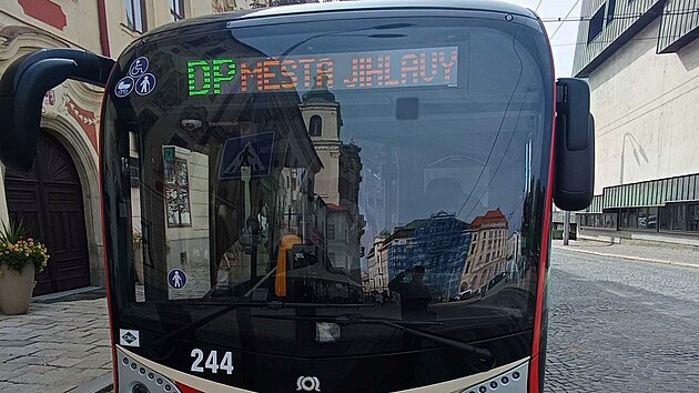 Pohled na čelní masku a moderní světlomety nového autobusu. Je vidět logo výrobce SOR, znak města Jihlavy evidenční číslo 244 a registrační značku 7J9 8028. (28. srpna 2026)