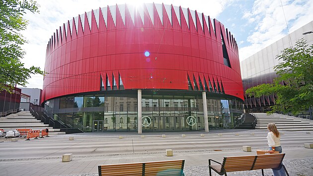 Na červené fasádě Horácké arény jsou umístěny stovky štítků s jmény dárců. Z tohoto dálkového pohledu jsou však pro kolemjdoucí neviditelné.