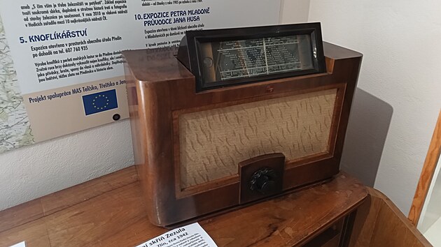 Hudebn&iacute; skř&iacute;ň Zezula ze Zl&iacute;na z roku 1942: I tento unik&aacute;tn&iacute; radiopřij&iacute;mač s dřevěnou skř&iacute;n&iacute;, vyroben&yacute; za v&aacute;lky, je souč&aacute;st&iacute; rozs&aacute;hl&eacute; sb&iacute;rky Historick&eacute;ho radioklubu československ&eacute;ho v Tře&scaron;ti.