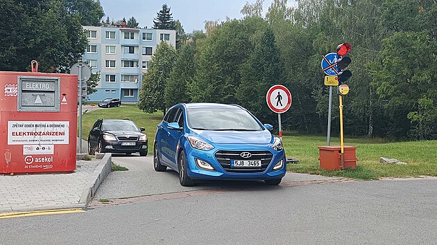 V&yacute;jezd z cyklostezky na s&iacute;dli&scaron;ti Demlova. Provoz po obj&iacute;zdn&eacute; trase ř&iacute;d&iacute; přechodn&eacute; semafory.