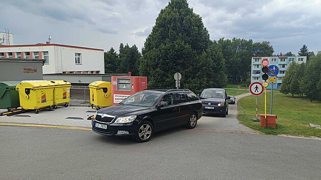 V&yacute;jezd z cyklostezky na s&iacute;dli&scaron;ti Demlova. Provoz po obj&iacute;zdn&eacute; trase ř&iacute;d&iacute; přechodn&eacute; semafory.