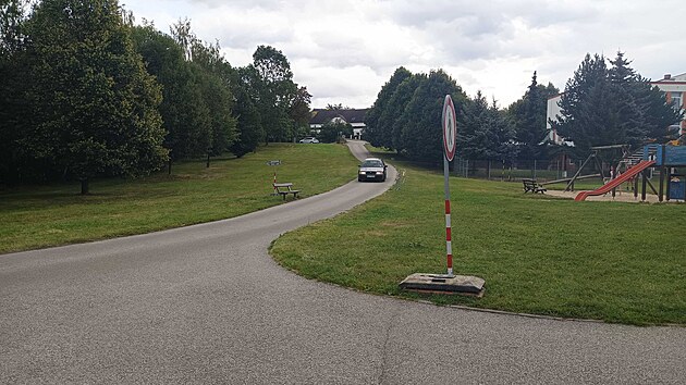 Chodn&iacute;k a cyklostezka na s&iacute;dli&scaron;ti Demlova vedou těsně kolem dětsk&eacute;ho hři&scaron;tě. Pr&aacute;vě tudy teď z nedostatku jin&yacute;ch možnost&iacute; proj&iacute;žděj&iacute; auta.