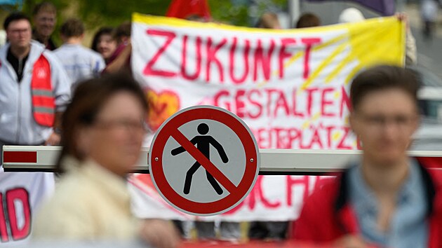Zaměstnanci závodu Volkswagen ve Zwickau se shromažďují před branami továrny před návštěvou generálního ředitele uprostřed sporu o nová opatření na snižování nákladů. 26. srpna 2026