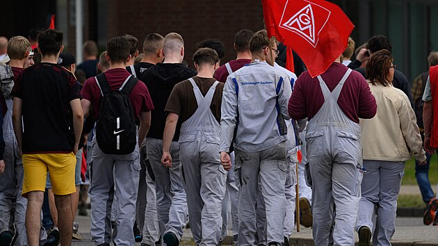 Zaměstnanci závodu Volkswagen ve Zwickau se vracejí do areálu po protestu u brány továrny, po návštěvě Olivera Blumeho, který přijel obhajovat nová opatření na snižování nákladů.