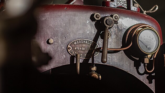 Šestadvacetiletý Cameron Stephenson věnoval od roku 2023 stovky hodin renovaci parního válce Marshall S-Type z roku 1928 ve své dílně Clarington Forge v Ince v manchesterském hrabství.