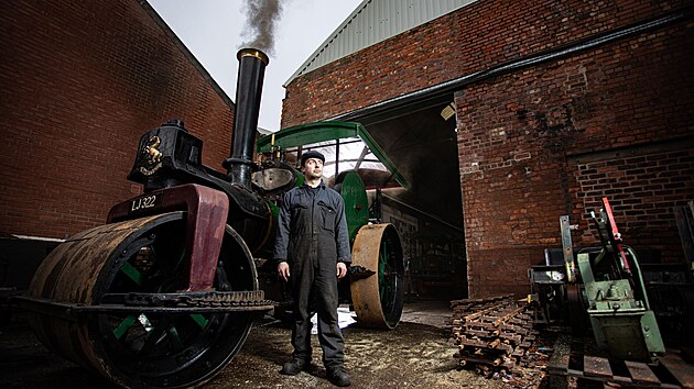 Šestadvacetiletý Cameron Stephenson věnoval od roku 2023 stovky hodin renovaci parního válce Marshall S-Type z roku 1928 ve své dílně Clarington Forge v Ince v manchesterském hrabství.