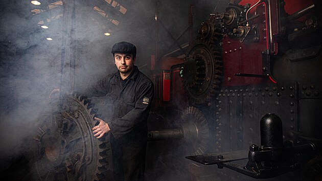 Šestadvacetiletý Cameron Stephenson věnoval od roku 2023 stovky hodin renovaci parního válce Marshall S-Type z roku 1928 ve své dílně Clarington Forge v Ince v manchesterském hrabství.
