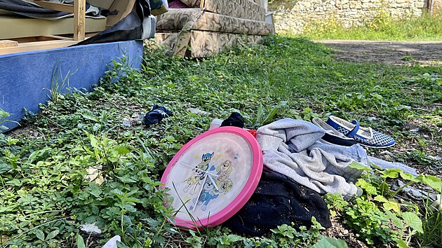 Ubytovna v Drahomyšli na Lounsku po uzavření. Kolem zůstal nepořádek. (27. srpna 2026)