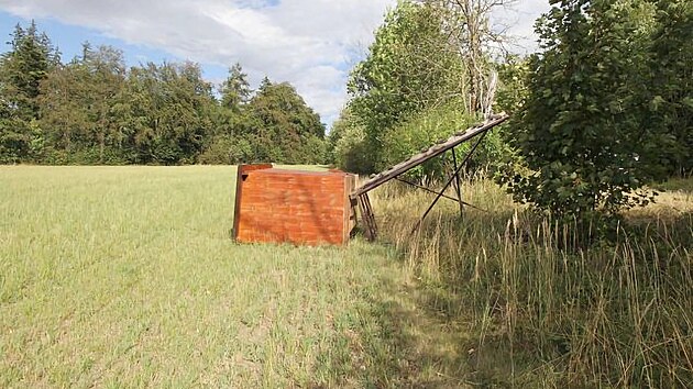 Důsledek p&aacute;ch&aacute;n&iacute; nezn&aacute;m&eacute;ho vandala. Na &Scaron;umpersku shodil mysliveckou kazatelnu. (24. srpen 2026)