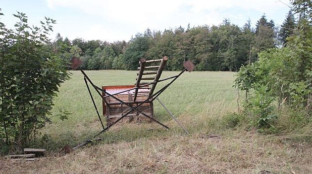 Vandal na &Scaron;umpersku převrhl mysliveckou kazatelnu. (24. srpen 2026)
