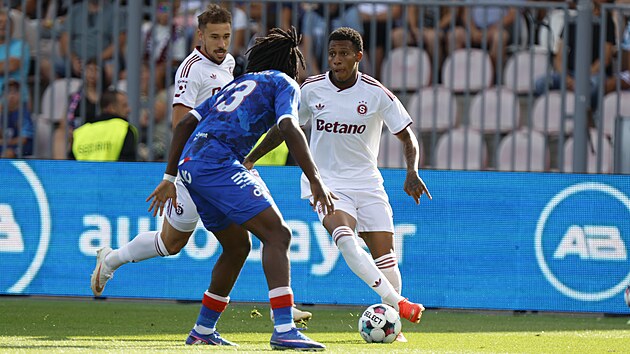 Sparťanský křídelník Josimar Alcócer čeká na náběh spoluhráče Matěje Ryneše, zatímco ho brání Neil Glossoa z Artisu.