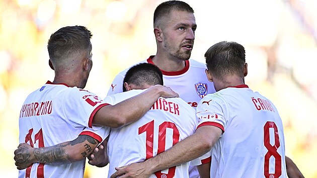 Fotbalisté brněnské Zbrojovky slaví gól Antonína Vaníčka.
