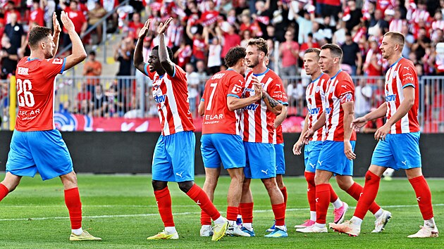 Fotbalisté brněnské Zbrojovky se radují z gólu.