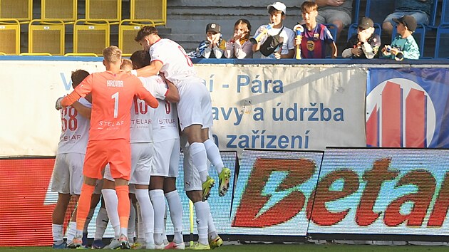 Fotbalisté brněnské Zbrojovky se radují z gólu v Teplicích.