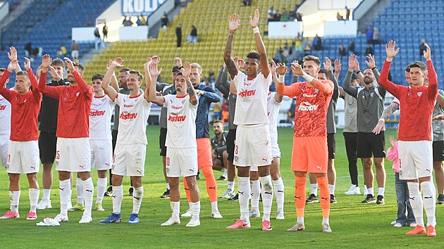 Fotbalisté brněnské Zbrojovky slaví s fanoušky výhru v Teplicích.
