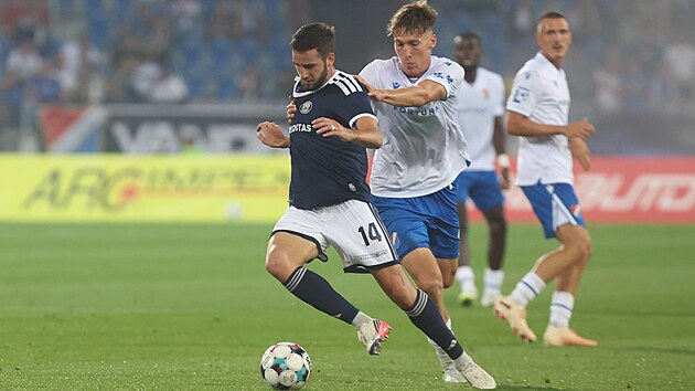 Olomoucký záložník Marko Soldo si kryje míč před Jiřím Míčkem z Baníku.