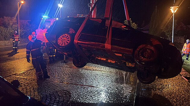 Ve Svojeticích v okrese Praha-východ vjela v pátek večer řidička do vodní nádrže.