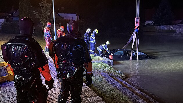 Ve Svojeticích v okrese Praha-východ vjela v pátek večer řidička do vodní nádrže.