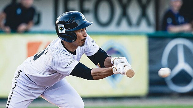 Japonský baseballista Takaši Ogino v dresu brněnských Draků. (28. srpna 2026)