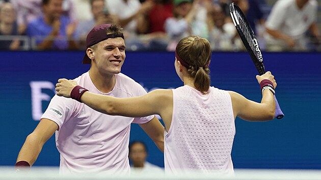 Jakub Menšík a Karolína Muchová slaví vítězství ve smíšené čtyřhře na US Open.
