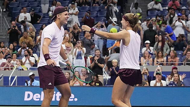 Jakub Menšík a Karolína Muchová slaví vítězství ve smíšené čtyřhře na US Open.