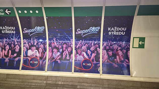 Z dálky rozjásaný dav, zblízka nepovedená AI grafika.