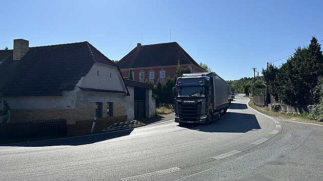 Směrem z Hněvkova do Sedlice je prudké stoupání. Nákladní automobily zde musí výrazně přidávat, což zvyšuje zatížení. (červenec 2026)
