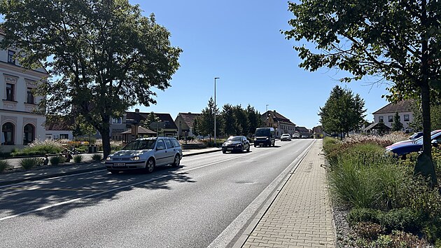 Po silnici jezdí pravidelně zástupy osobních i nákladních automobilů. Mezi nimi se občas proplétají motorkáři i cyklisté. Trasa na takový provoz není uzpůsobená. (červenec 2026)