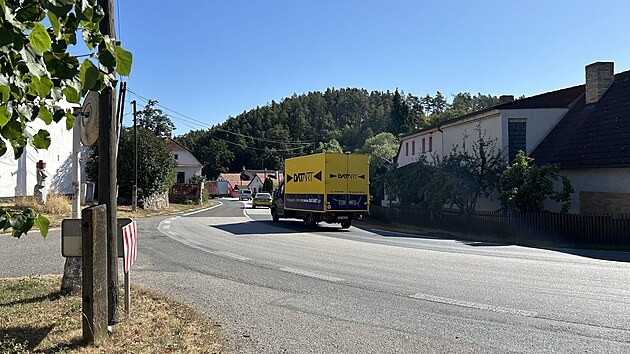 Obchvat dopravu odvede i z blatenské osady Hněvkov. Podle starosty Blatné Roberta Flandery je zde nebezpečná zatáčka, kde dochází k ničení majetku místních obyvatel. (červenec 2026)