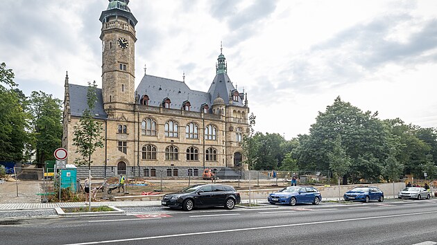 Od rozhořčených Liberečanů zaznívá kritika předimenzovaných parkovacích míst před Severočeským muzeem.