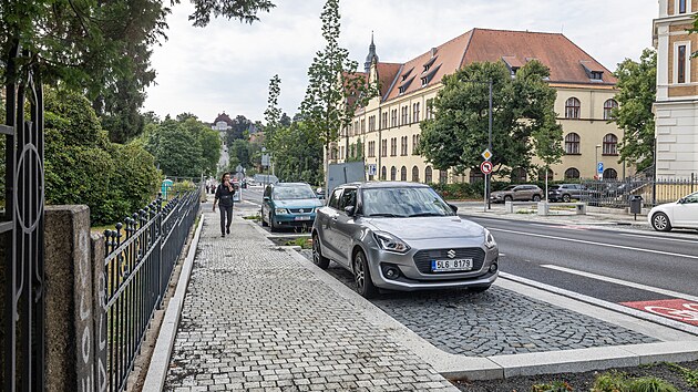 Odpůrcům vadí související úbytek parkovacích míst, zejména v okolí polikliniky.