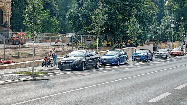 Odpůrcům vadí související úbytek parkovacích míst, zejména v okolí polikliniky.