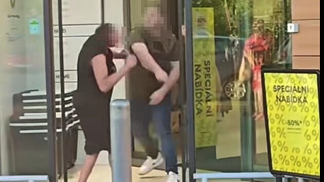 Zákazník obchodu srazil pěstí k zemi bezdomovce, který vyhrožoval prodavačkám.