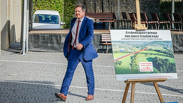 V Turnově se jednalo o silnici Česk&yacute;m r&aacute;jem. Dorazil i ředitel ŘSD Radek M&aacute;tl. (24. srpna 2026)